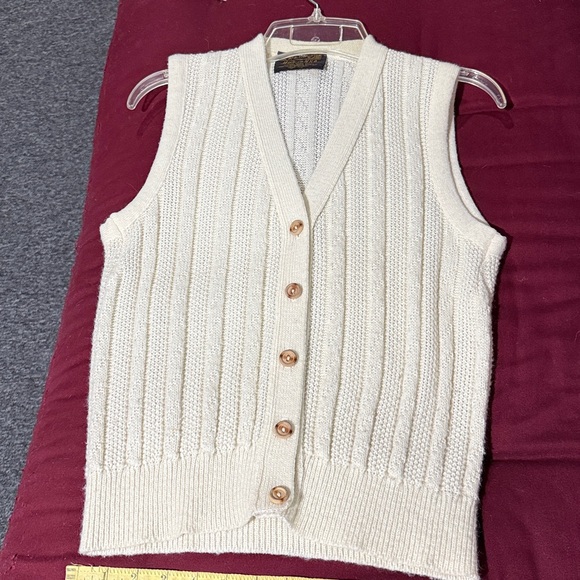 Vintage M 5 button sweater vest, off-white/cream - Picture 10 of 11